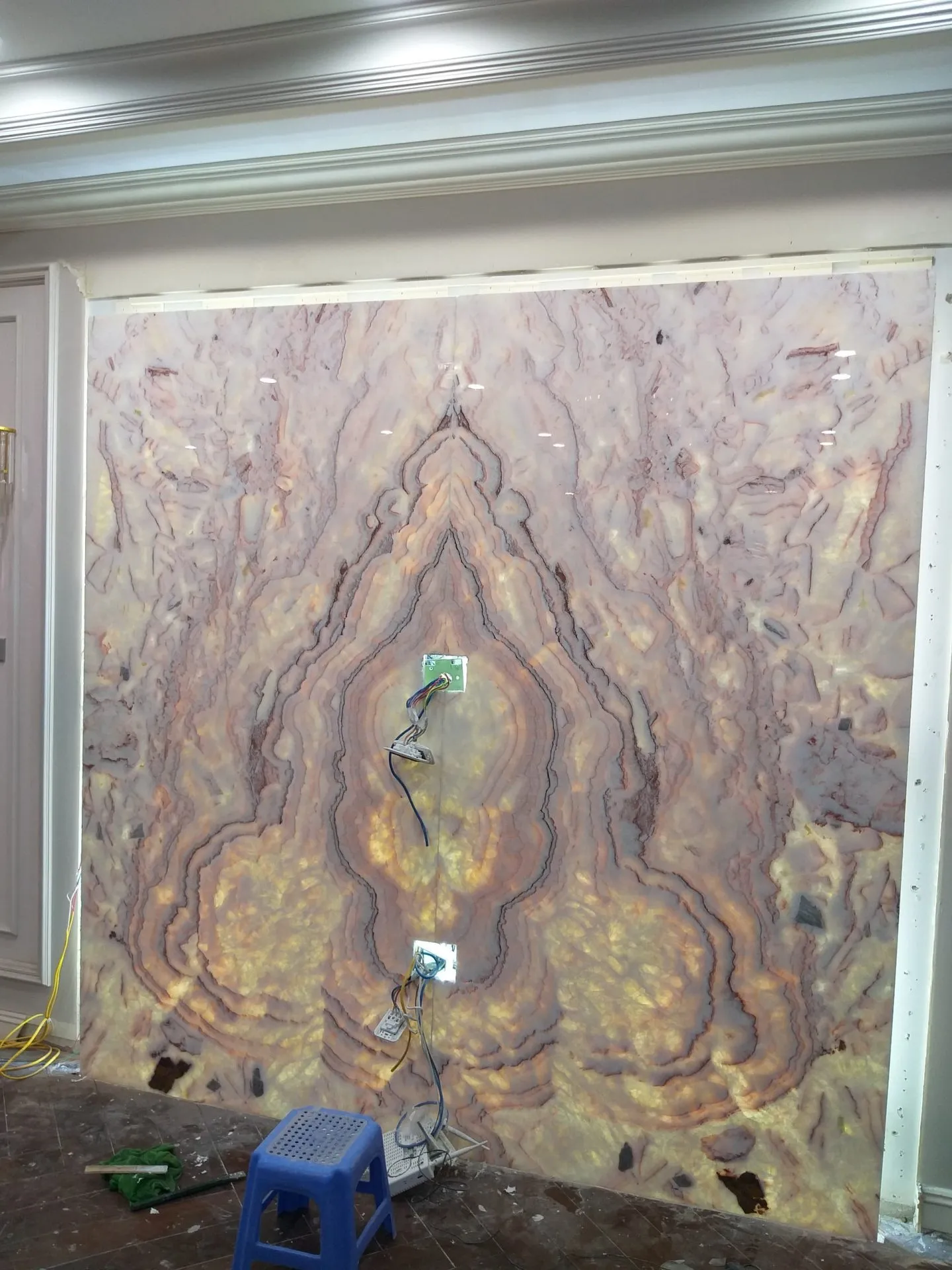 thi công tranh đá xuyên sáng