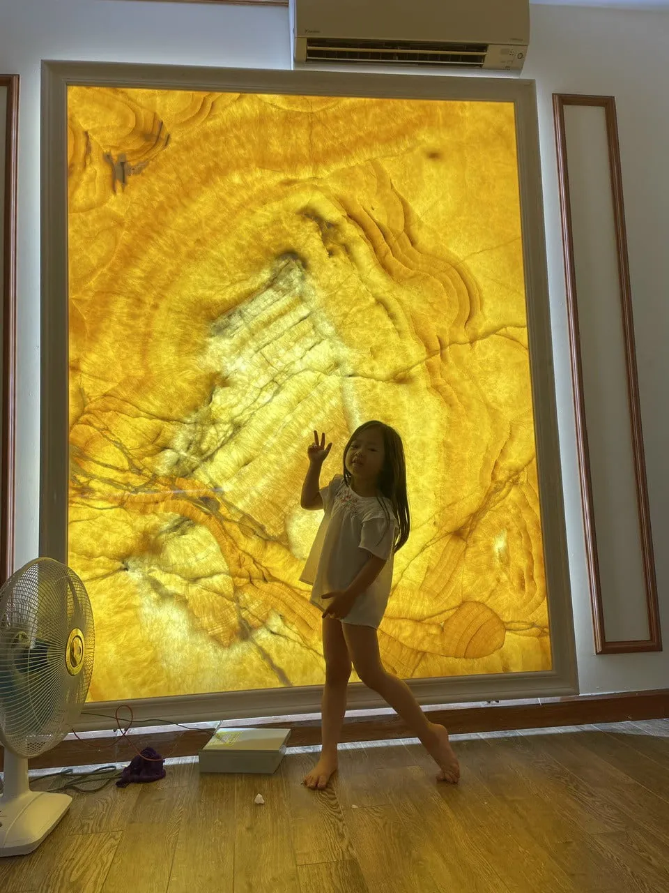 thi công lắp đặt tranh đá xuyên sáng