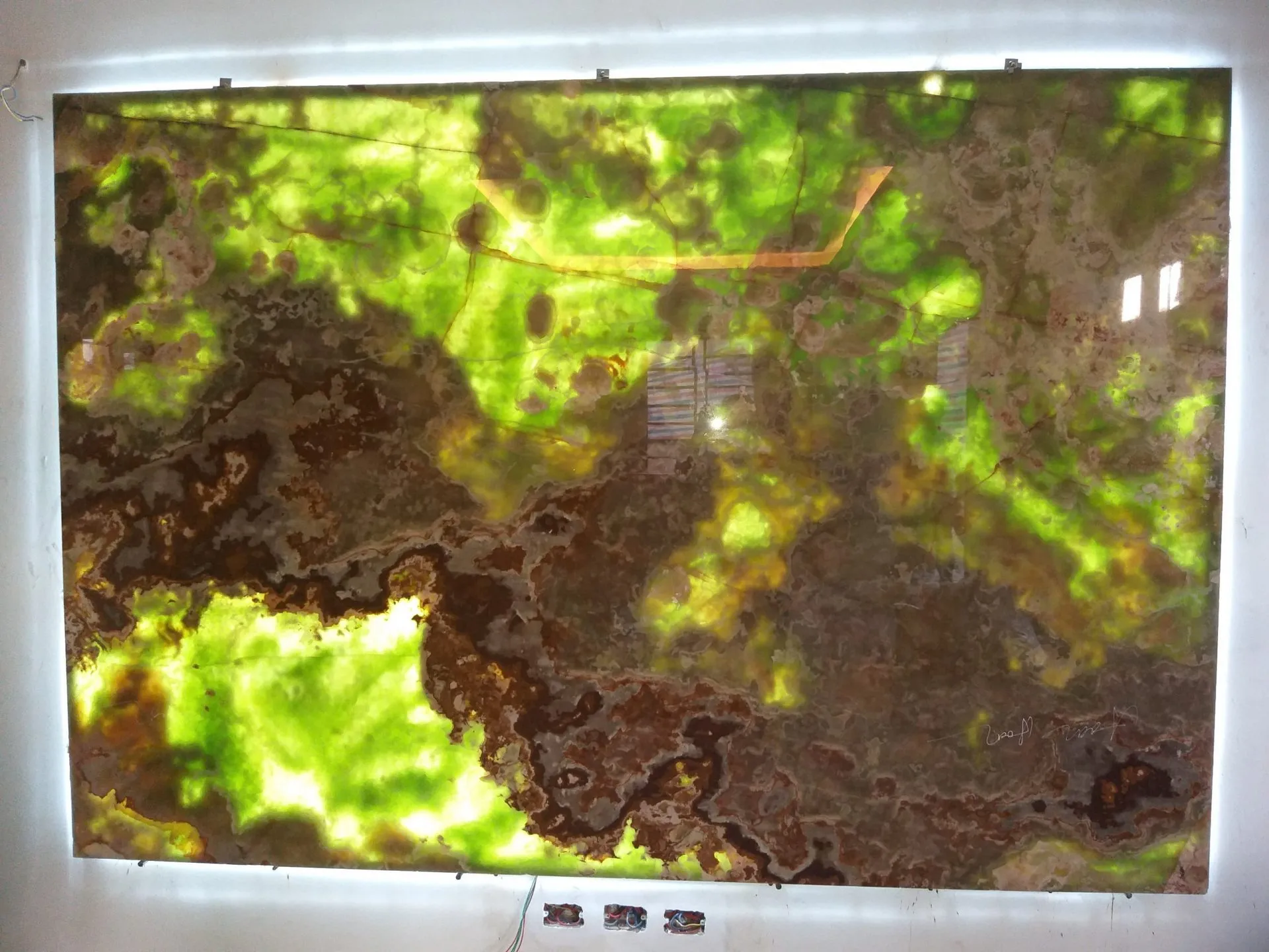 thi công tranh đá xuyên sáng